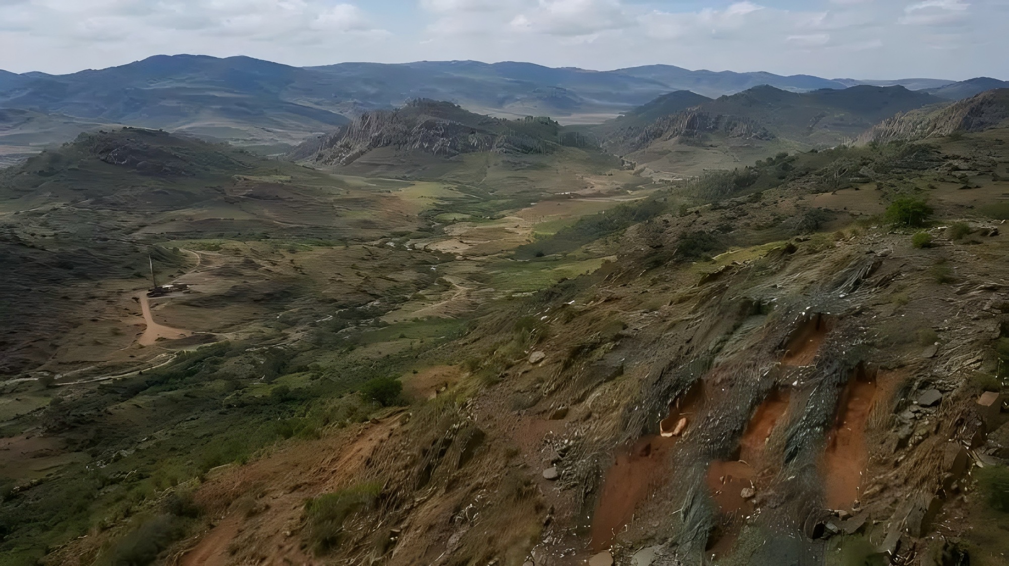 绿岩带山地地貌与岩石露头