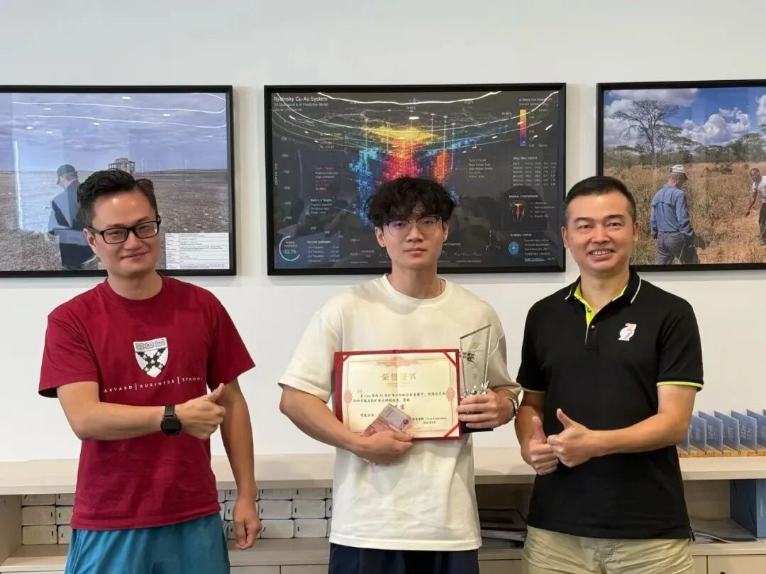 左侧：蓝星智探CEO 黄恒；中间：亚军 王泽；右侧：蓝星智探CFO 吴践
