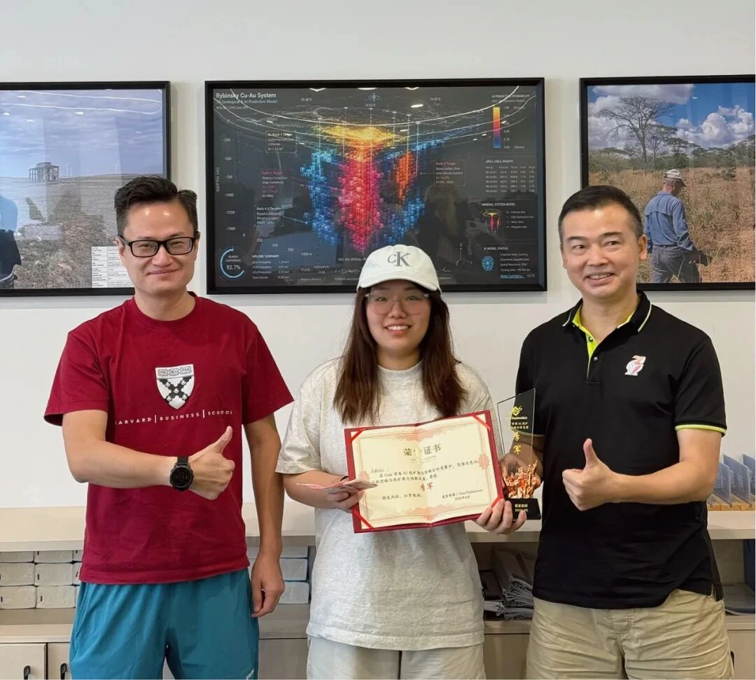 左侧：蓝星智探CEO 黄恒；中间：季军 宋璐池；右侧：蓝星智探CFO 吴践